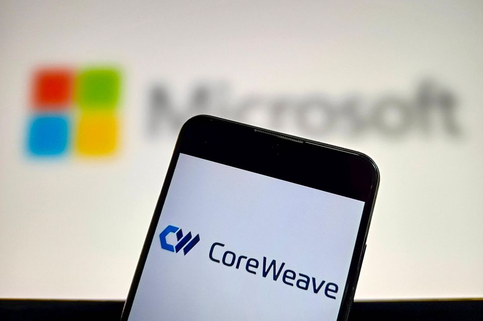 Coreweave ist ein sogenannter Hyperscaler. Diese betreiben riesige Rechenzentren, die enorme Rechenleistung und Speicherkapazität bereitstellen – und damit als Treiber für die Künstliche Intelligenz gelten. Entsprechend viel Rückenwind erfahren Unternehmen wie Coreweave gerade. Das Unternehmen will das gute Umfeld nutzen und bei seinem IPO im zweiten Quartal eine Bewertung von über 35 Mrd. Dollar erreichen. Dabei will es mehr als 3 Mrd. Dollar durch den Aktienverkauf erzielen.