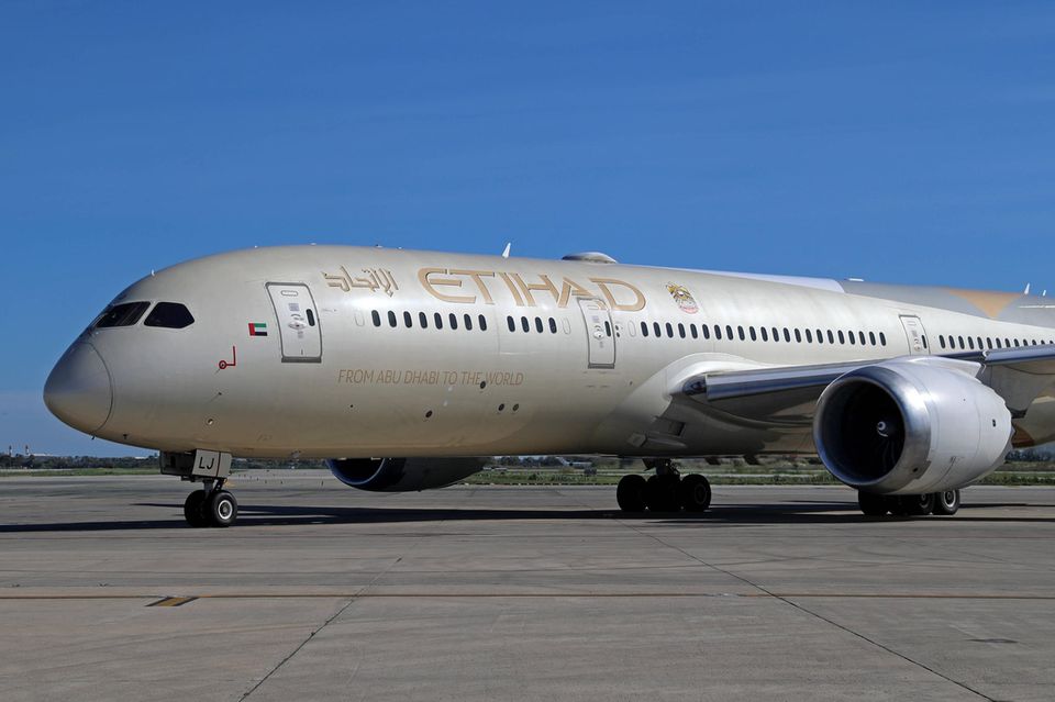 Mit Etihad könnte die erste große Fluggesellschaft aus der Golfregion 2025 an die Börse gehen. Etihad wurde 2003 gegründet und befindet sich in Besitz des abu-dhabischen Staatsfonds ADQ. Das Unternehmen verfolgt ehrgeizige Ziele bis 2030 und will beispielsweise seine Destinationen von 70 auf knapp 125 erhöhen. Bei einem Börsengang erhofft sich Etihad offenbar Einnahmen in Höhe von rund 1 Mrd. Dollar. Allerdings wird ein Börsengang wohl erst frühestens gegen Ende des Jahres erfolgen, möglicherweise auch erst 2026.