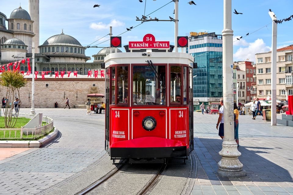 Die historische rote Straßenbahn auf dem Taksim-Platz in Istanbul