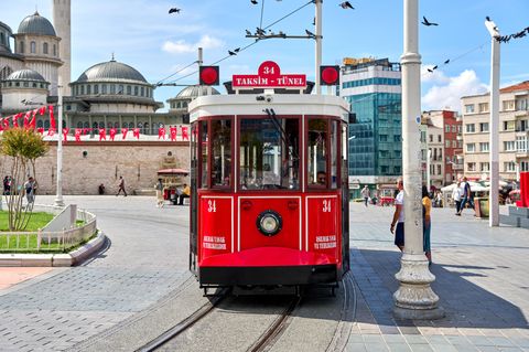 Die historische rote Straßenbahn auf dem Taksim-Platz in Istanbul