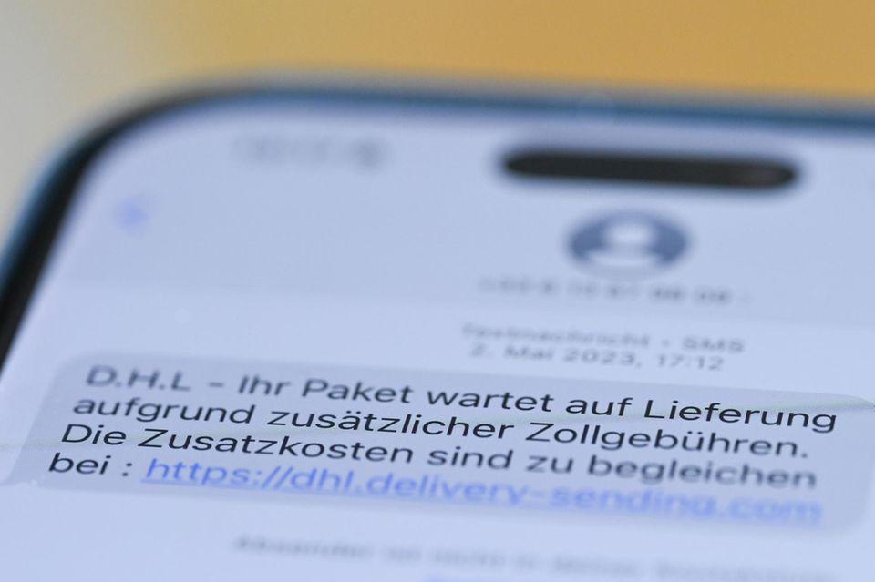 Betrugs-SMS auf einem Smartphone: Kriminelle kündigen ein Paket an und fordern dafür Zollgebühren ein