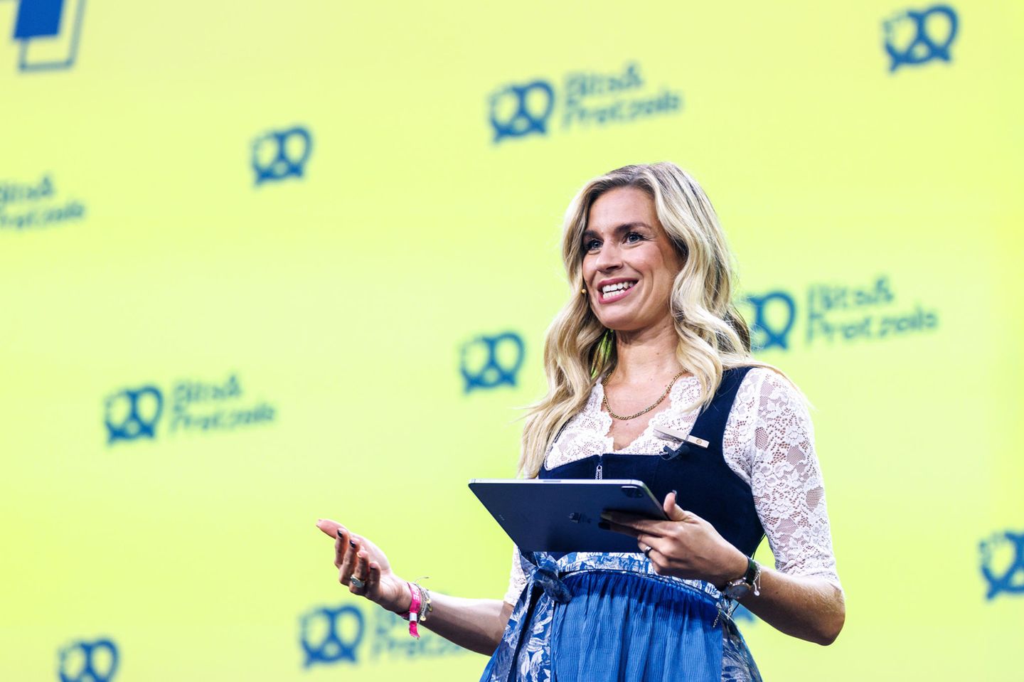 Hightech und Tradition? Passt gut zusammen, findet Deloitte-Influencerin Lara Sophie Botur - hier 2024 bei der Münchner Tech-Konferenz Bits & Pretzels