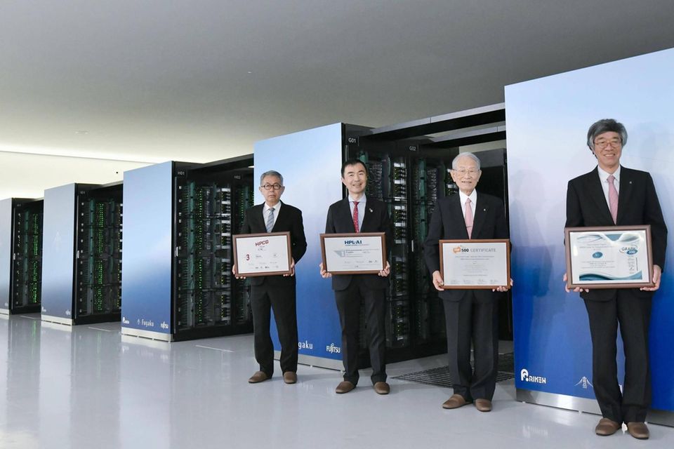 Präsident des staatlichen japanischen Forschungsinstituts Riken posiert vor dem Supercomputer Fugaku
