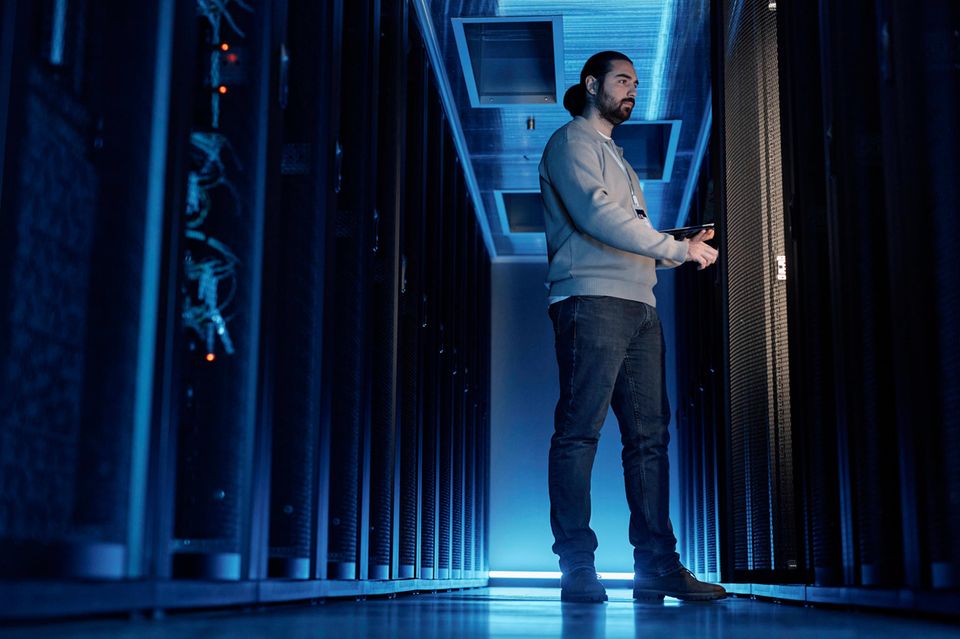 IT-Ingenieur, der die Supercomputer-Ausrüstung im Serverraum untersucht