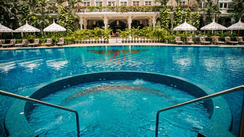 Eine wundervolle Pool-Landschaft mitten in der Metropole von Mumbai? Das gibt es im „Taj Mahal Palace“