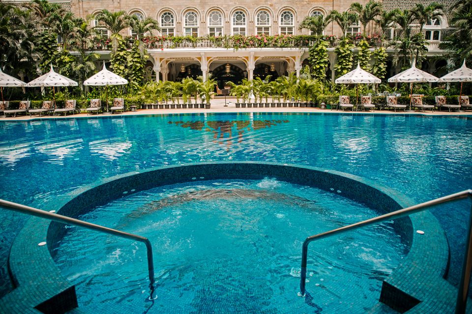 Eine wundervolle Pool-Landschaft mitten in der Metropole von Mumbai? Das gibt es im „Taj Mahal Palace“
