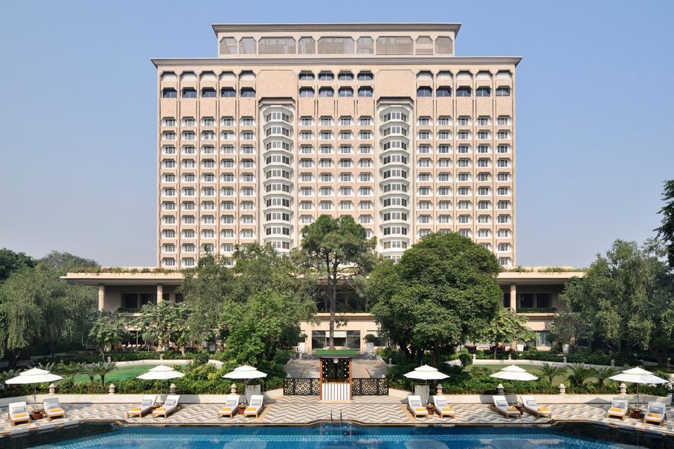 Das Hotel, sein großer Pool und die gepflegten Außenanlagen, die es vom Trubel Delhis abschirmt