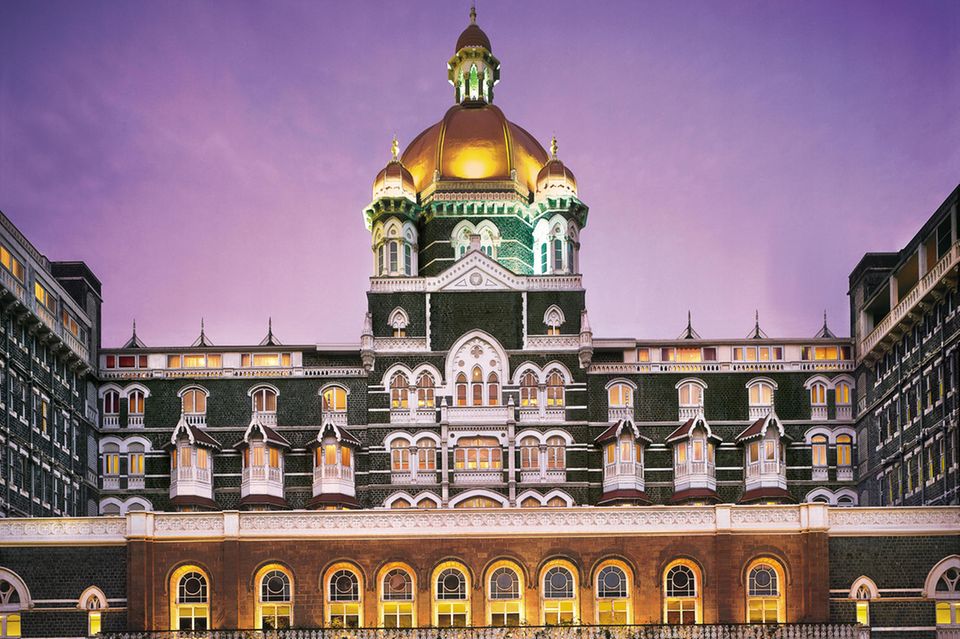 Durch die effektvolle Beleuchtung seiner aufwendigen Architektur wirkt das „Taj Mahal Palace“ in Mumbai abends doppelt so hübsch