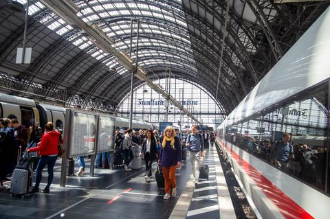 Hauptbahnhof Frankfurt mit haltenden ICE-Zügen