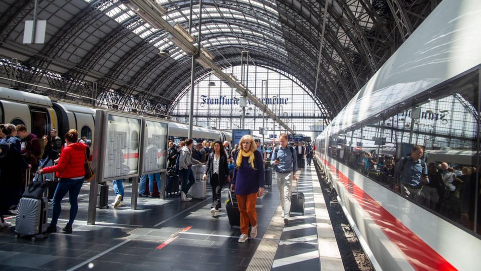 Hauptbahnhof Frankfurt mit haltenden ICE-Zügen