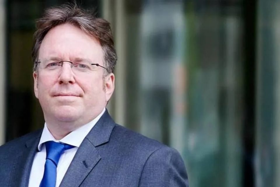 Der frühe Mann hinter Trade Republic: Als der Neobroker noch in den Kinderschuhen steckte, war Ingo Hillen einer der ersten, der den Gründern das nötige Geld für den Aufbau des Geschäfts gab. Mit seinem Broker-Unternehmen Sino hält Hillen auch heute noch Anteile an dem Milliarden-Fintech. Politisch ist der Unternehmer liberal verortet. Über seine Beteiligungsfirma MMI Leisure & Capital Management spendete er im Januar 100.000 Euro an die FDP.