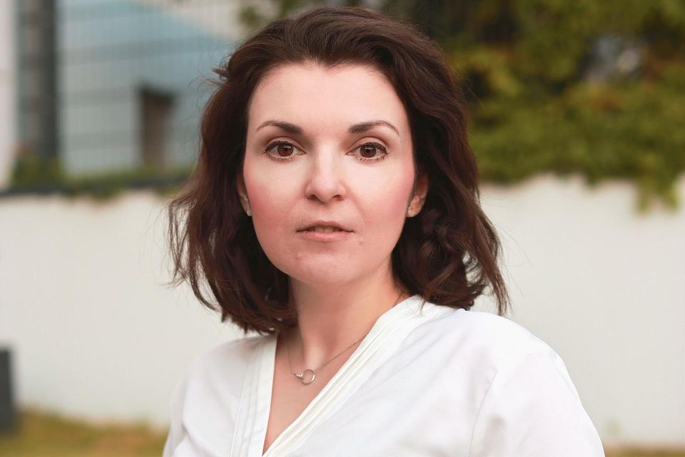 „2010 wurde ich eingebürgert. Damals war ich neun Jahre in Deutschland, ging hier zur Schule. Ich hatte sogar eine Eins in Deutsch – als einzige in unserem Abschlussjahrgang. Kurz nach der Einbürgerung habe ich sie gefeiert, viel größer, als ich je einen Geburtstag feiern würde. Denn irgendwie war die Einbürgerung eine Art zweite Geburt: als Deutsche – also so, wie ich mich seit vielen Jahren fühle. Lange schien mir, als wäre damit mein Integrationsprozess eindeutig abgeschlossen. Als würden der deutsche Pass und ich zusammengehören – für immer. Und nun erlebe ich, wie in der Prime Time über Ausbürgerungen diskutiert wird. Das macht mir Angst. Die Vorstellung, womöglich einen ungeklärten Aufenthaltsstatus zu haben, führt dazu, dass ich mich am liebsten unter eine Decke verkriechen und erst dann herauskommen würde, wenn diese Diskussionen vorbei sind.  Nein, ich habe nicht vor, Straftaten zu begehen. Doch wie kann ich mir sicher sein, dass die erleichterte Ausbürgerung in wenigen Jahren unter einer konservativeren Regierung nicht dazu führt, dass man trotzdem aus der Staatsbürgerschaft entlassen und des Landes verwiesen wird? Wie kann ich mir sicher sein, dass dann nicht ggf. Handlungen zu Straftaten erklärt werden, die wir heute für unvorstellbar halten? Das kann ich nicht. Und deshalb versetzt diese Diskussion mich in Schockstarre – genauso wie Millionen anderer Menschen mit Migrationsgeschichte, die weder ewig Deutsche auf Bewährung noch auf Widerruf sein möchten.“