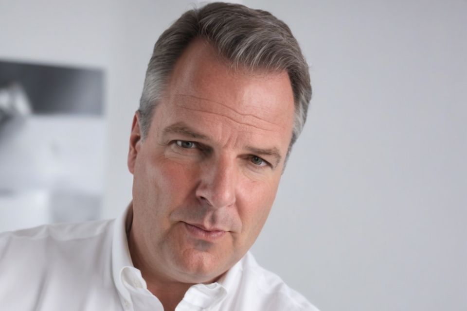 „Es sollte keine Staatsbürgerschaft auf Probe geben. Die Hürde, die Staatsbürgerschaft zu erhalten, sollte aber signifikant hochgesetzt werden. Für viele Funktionen in unserer Gesellschaft und in der Wirtschaft benötigen wir ein polizeiliches Führungszeugnis, für einen deutschen Pass haben wir nichts Vergleichbares.  Mit dem deutschen Pass verbinden wir auch unsere Kultur und Werte. Daher kein Pass ohne gleiches Werteverständnis. Sorgfältige Prüfung im Vorfeld, Qualifikation, Sprache und Werteverständnis und ohne kriminelle Vergangenheit. Daher mein Rat, lieber sorgfältig prüfen als Verteilung der Pässe auf Probe!“