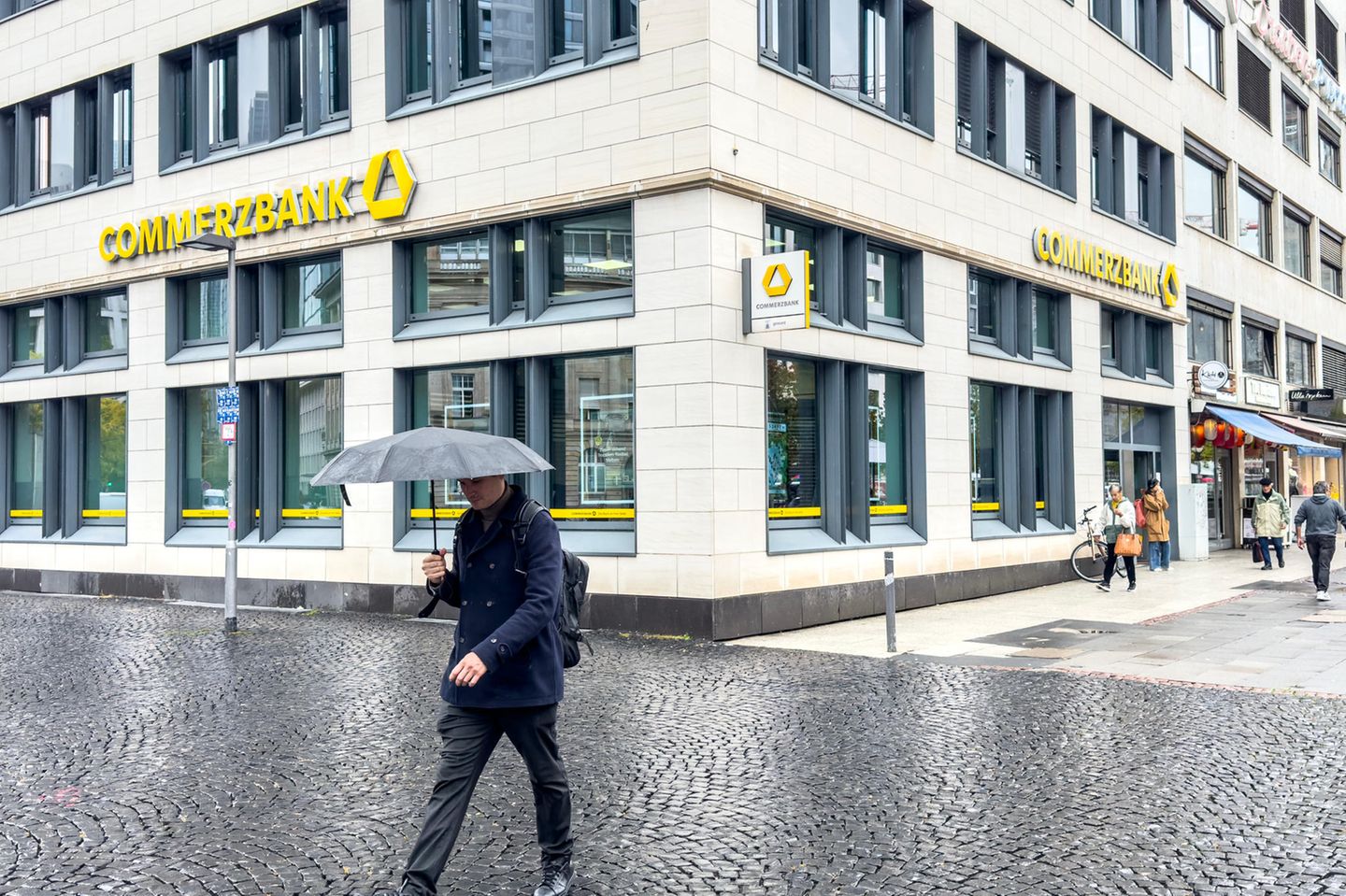 Menschen vor der Commerzbank-Filiale in Frankfurt