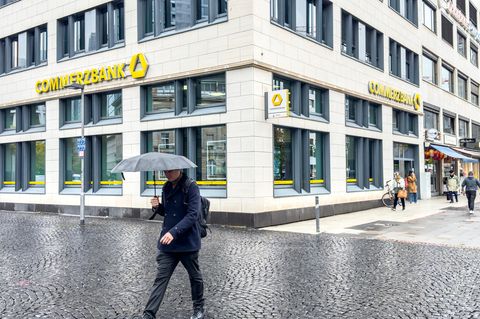 Menschen vor der Commerzbank-Filiale in Frankfurt