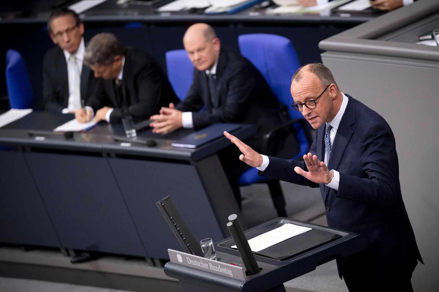 CDU-Chef Friedrich Merz steht in den Umfragen zur Bundestagswahl aktuell deutlich vorne. Doch welche Aktientitel würden von Merz profitieren?