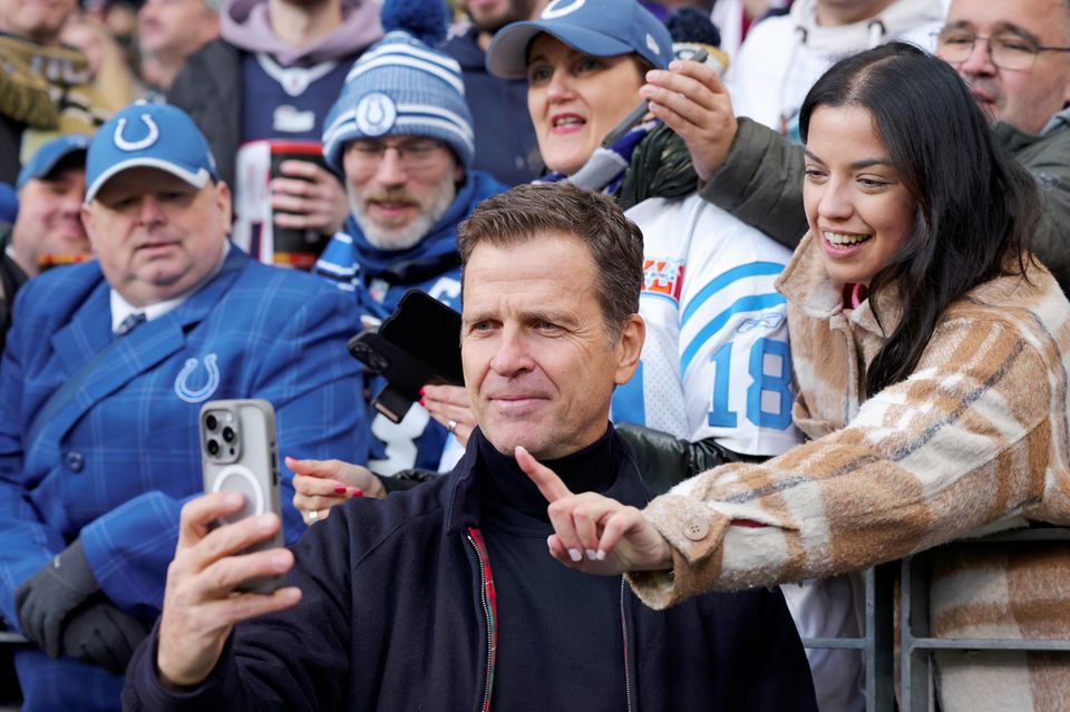 Oliver Bierhoff, 56, war Profifußballer und 18 Jahre lang Teammanager der deutschen Nationalmannschaft. Heute berät er Sportler in Finanzfragen und das NFL-Team der New England Patriots bei ihrer Expansion in Deutschland – macht aber auch Fotos mit Fans anderer Teams wie den Indianapolis Colts