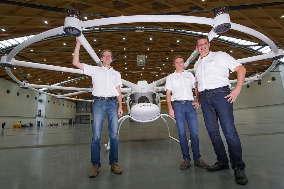 Archivbild: Volocopter-Gründer Thomas Senkel, Stephan Wolf und Alexander Zosel (von links) im Jahr 2013 bei der Präsentation eines Flugtaxi-Prototyps in Karlsruhe.