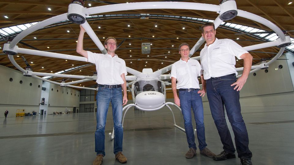 Archivbild: Volocopter-Gründer Thomas Senkel, Stephan Wolf und Alexander Zosel (von links) im Jahr 2013 bei der Präsentation eines Flugtaxi-Prototyps in Karlsruhe.