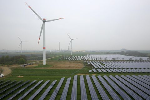 Solaranlage und Windräder bei schlechtem Wetter in Schleswig-Holstein