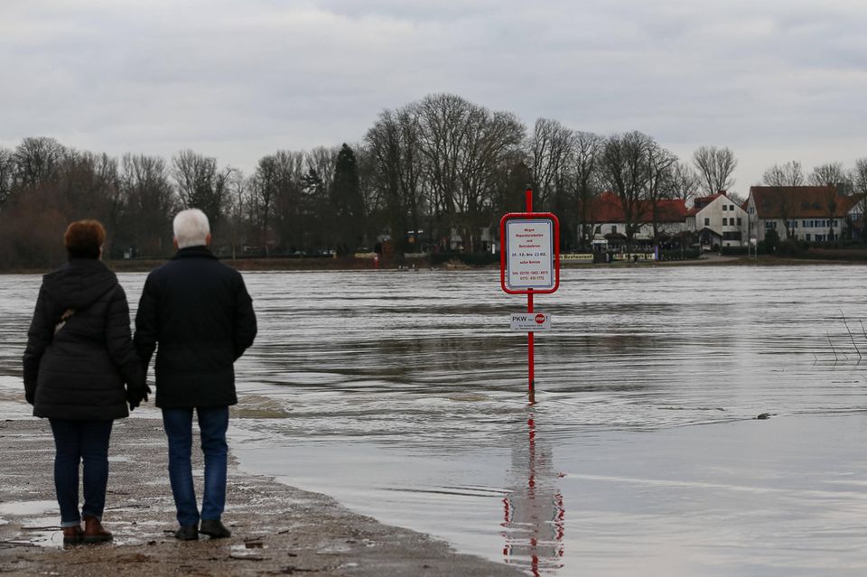 Hochwasser in Neuss: Der Rhein ist über die Ufer getreten