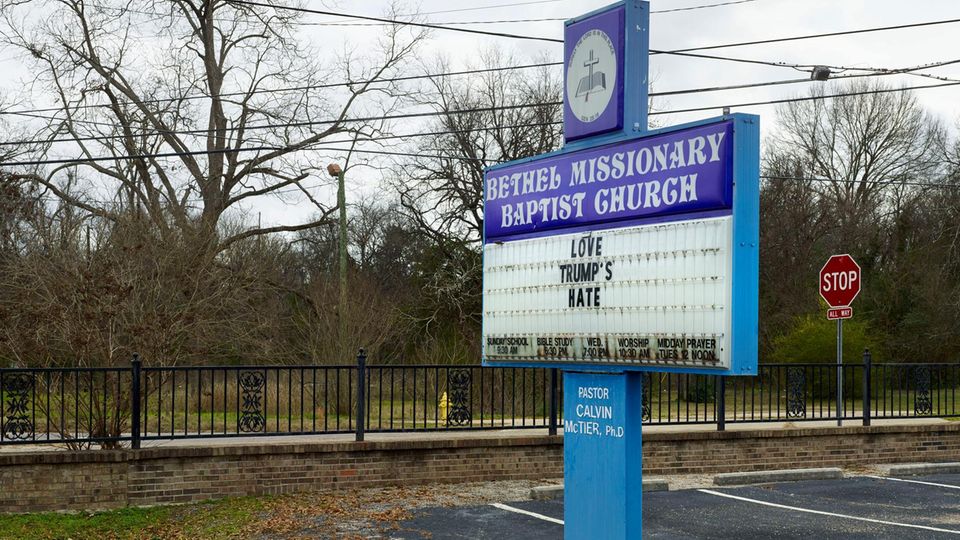 Fehler oder Absicht? „Liebe übertrumpft Hass“ hieß der Slogan eigentlich. Bei diesem Schild vor einer Kirche in Alabama macht der Apostroph daraus „Liebt Trumps Hass“