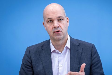 Marcel Fratzscher spricht bei einer Pressekonferenz