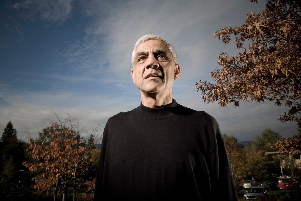 Vinod Khosla steht in einem schwarzen Pullover vor einem Baum.