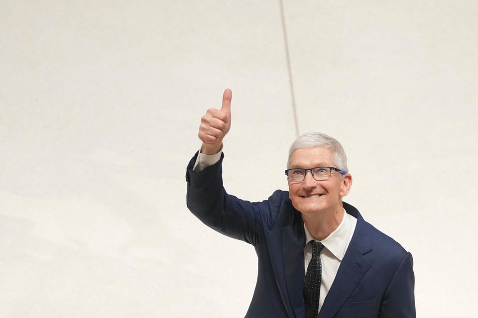 Tim Cook lächelt und reckt den Daumen nach oben