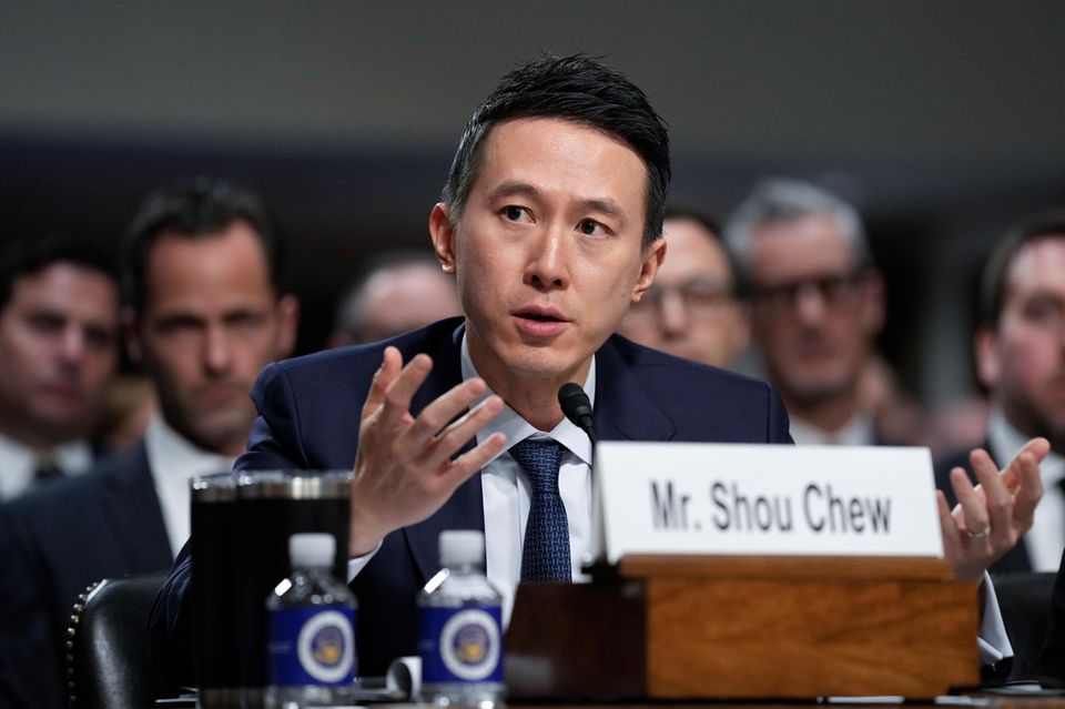 Shou Chew spricht bei einer Anhörung im US-Senat ins Mikrofon