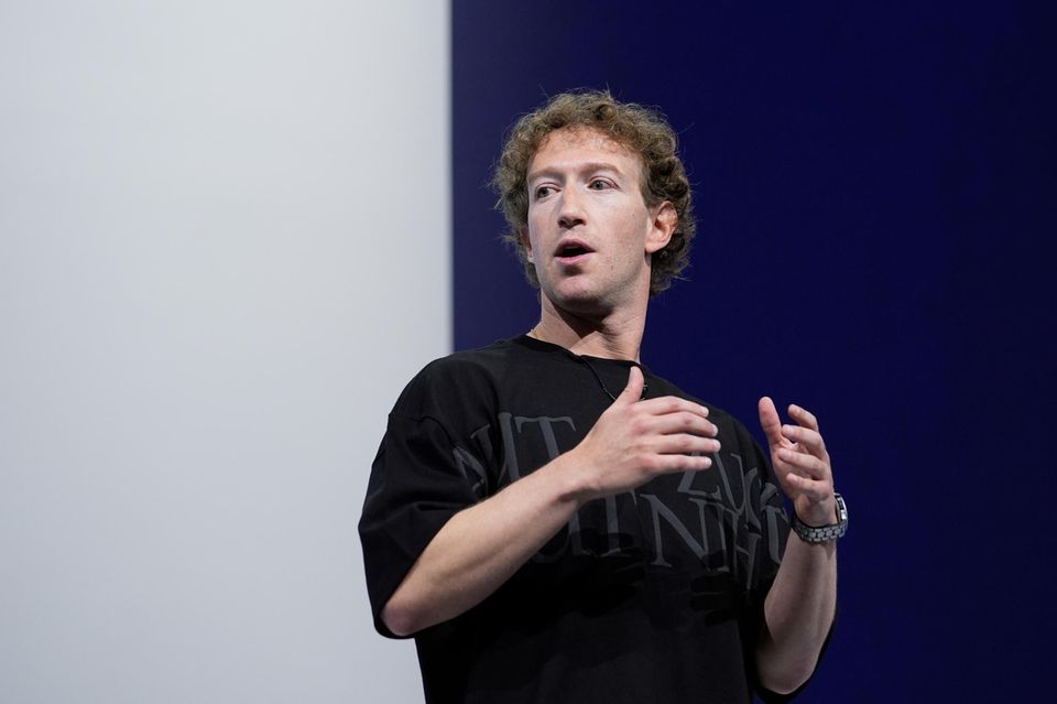 Mark Zuckerberg hält eine Rede im schwarzen Pullover