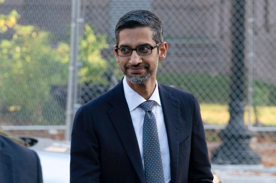 Sundar Pichai geht im Anzug durch Washington