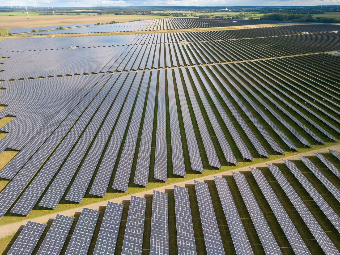 Solarpark in Brandenburg: Bei großen PV-Projekten auf Freiflächen läuft das Geschäft noch gut. Bei Dachanlagen hat es die Branche aktuell schwer