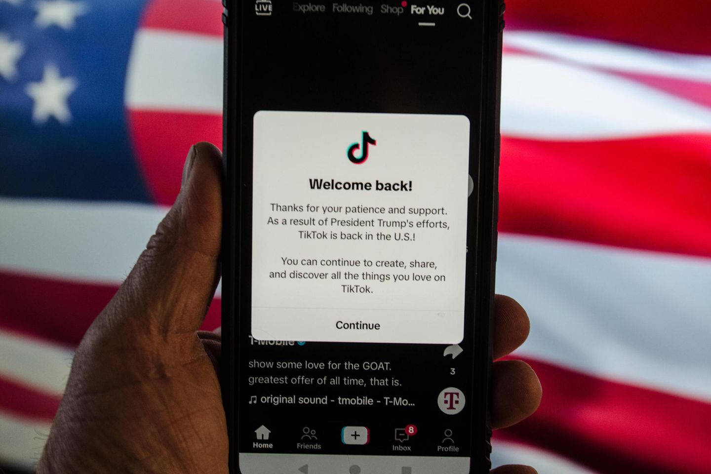 Auf einem Handy ist die Tiktok App geöffnet, dort steht dass Tiktok in den USA wieder zugelassen ist