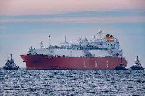 Von Schleppern begleitet transportiert der LNG Tanker Hellas Diana eine Ladung LNG zum Energie-Terminal Deutsche Ostsee