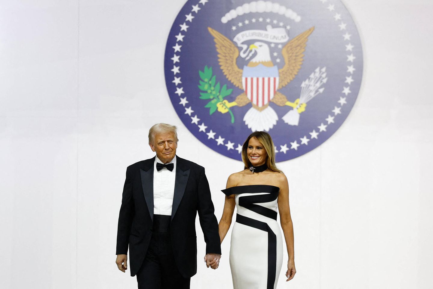 Präsident Donald Trump betritt die Bühne mit Ehefrau Melania beim Commander-in-Chief-Ball