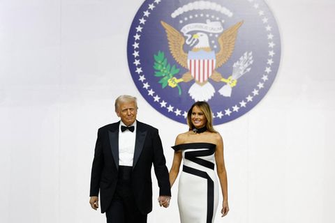 Präsident Donald Trump betritt die Bühne mit Ehefrau Melania beim Commander-in-Chief-Ball