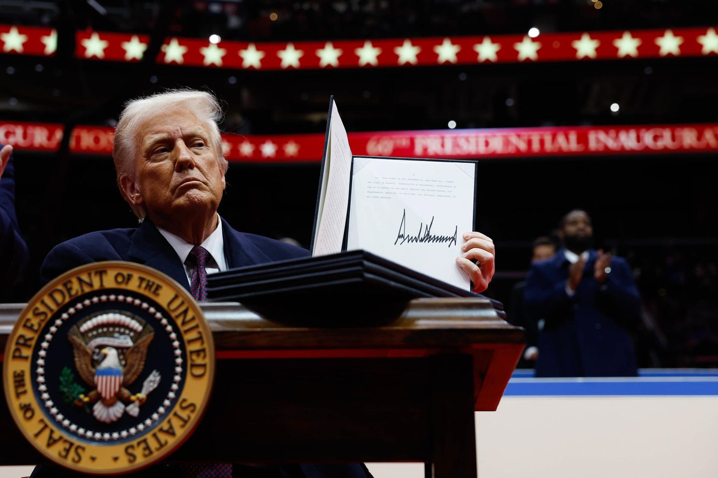 Mehr als 100 Dekrete hat Donald Trump am ersten Amtstag unterzeichnet