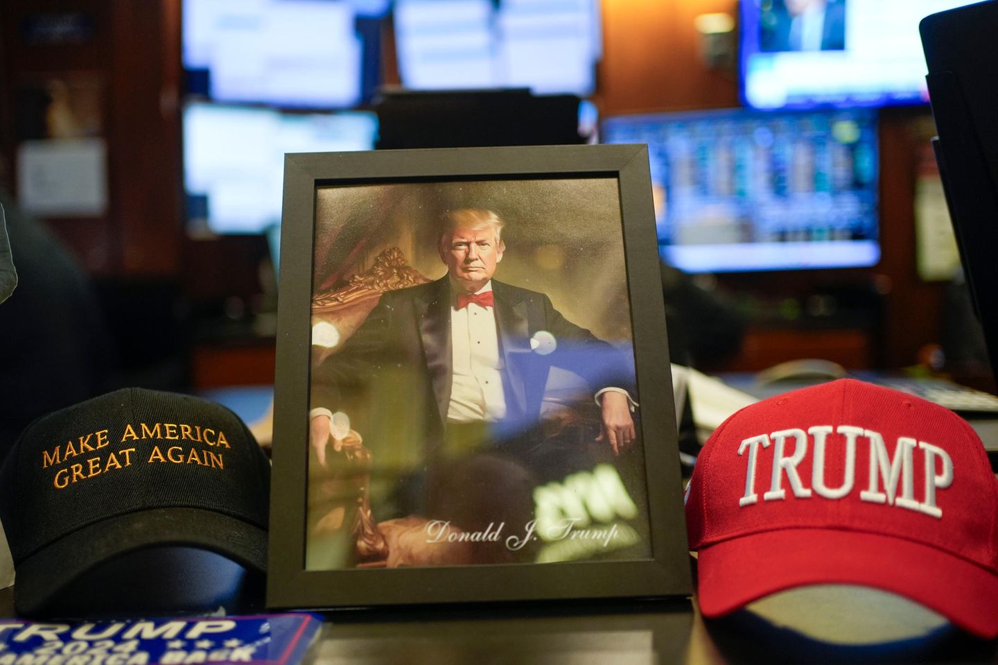 Donald Trump- Fanartikel sind auf dem Parkett der New Yorker Börse zu sehen
