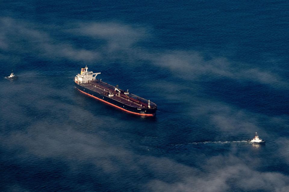 Der manövrierunfähige Tanker „Eventin“ liegt zwischen Binz und Sassnitz auf der Reede Sassnitz