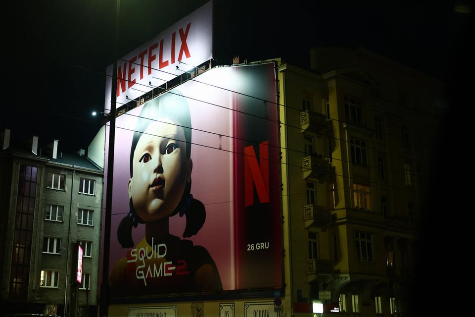 Netflix-Werbeplakat für Squid Game an einer Hauswand in Warschau