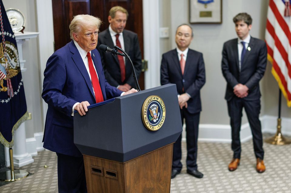 US-Präsident Donald Trump im Weißen Haus mit Oracle-Gründer und CEO Larry Ellison, Softbank-Boss Masaoyshi Son und OpenAI-Gründer Sam Altman (von links nach rechts) 