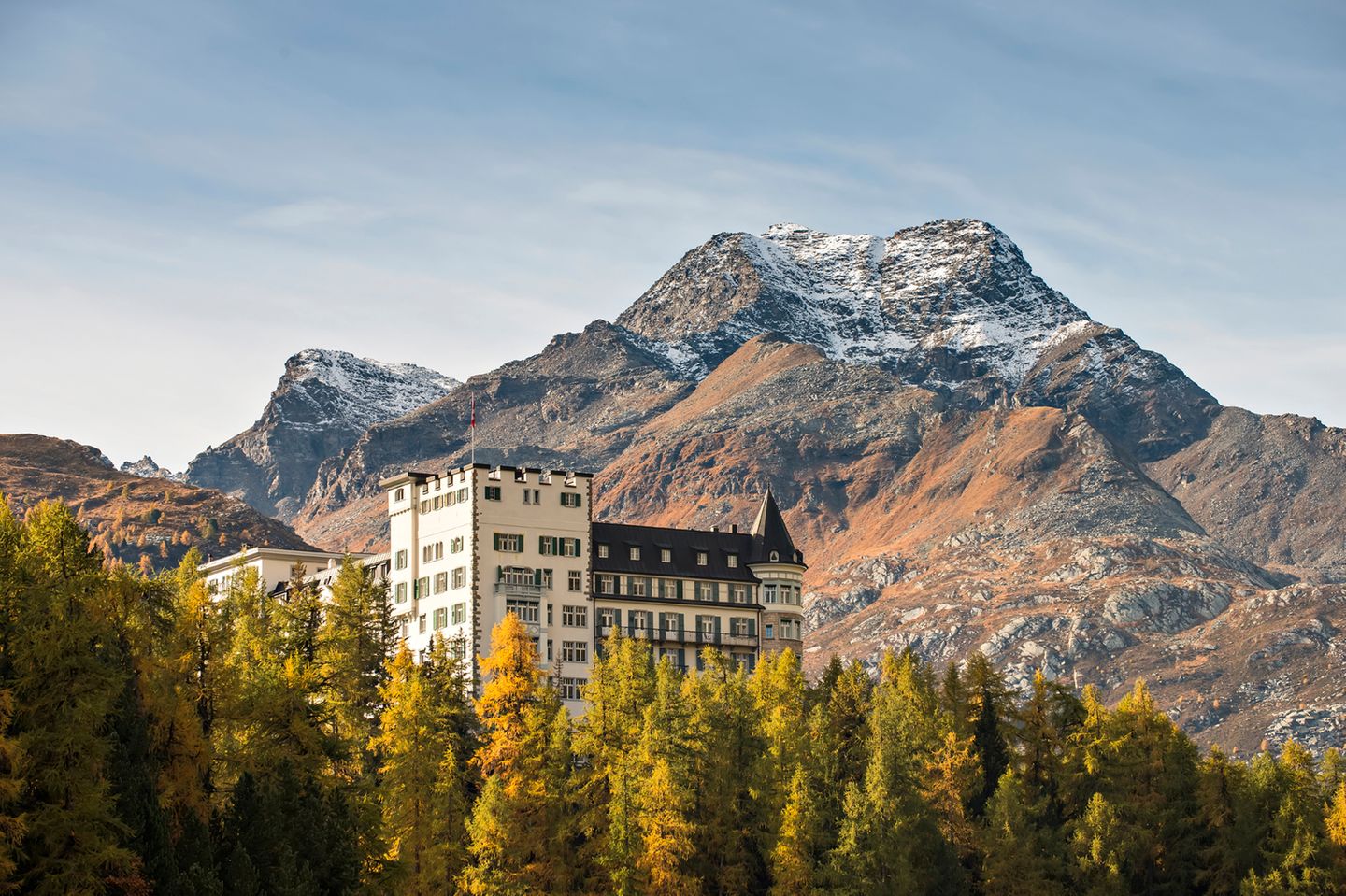 Vom „Waldhaus Sils“ blickt man auf Berge wie den Piz Corvatsch (3451 m) und den Piz Lagrev (3098 m)   