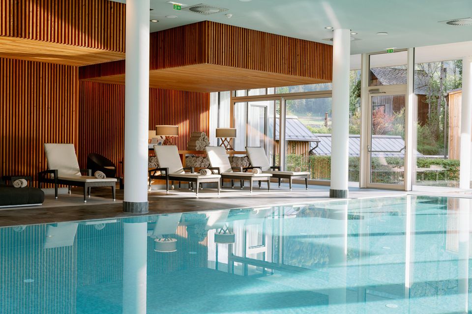 Auch im Spa-Bereich mit seinem Indoor-Pool lassen sich alpenländische (Holz-)Akzente entdecken