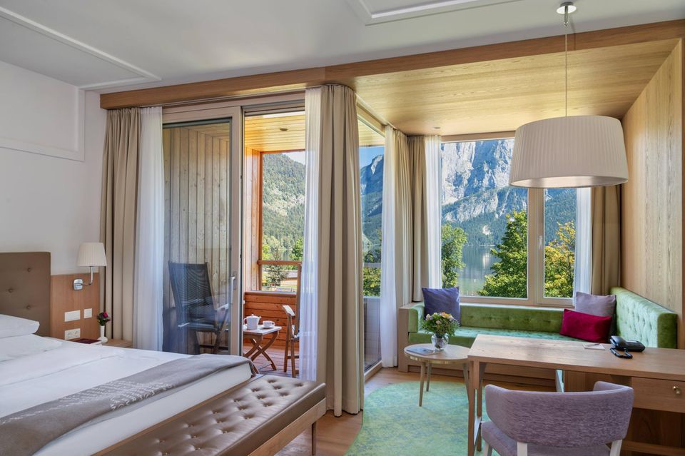 Die Zimmer sind hochwertig eingerichtet – mit Naturmaterialien und sanften Farben für eine angenehme Atmosphäre