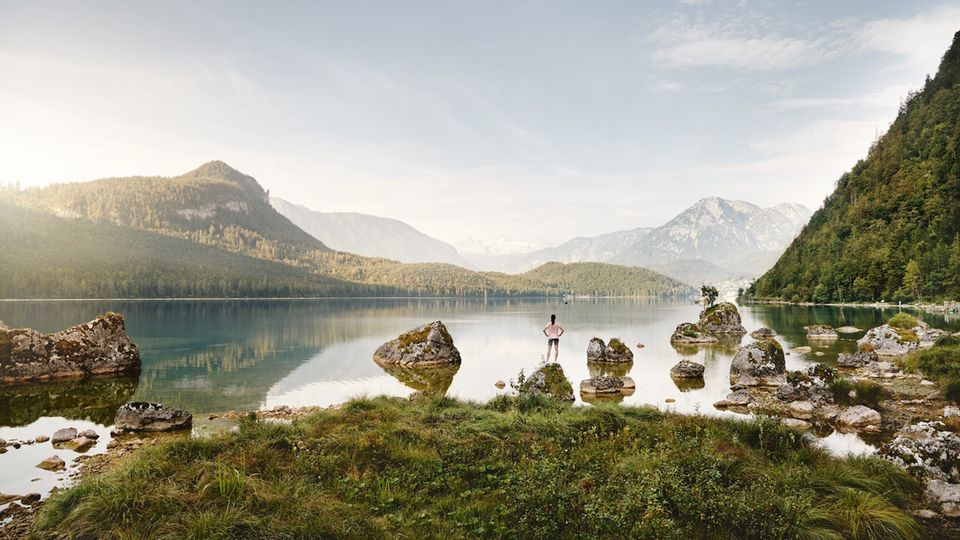 Auf einer Wandertour rund um den Altausseer See bieten sich acht Kilometer lang reizvolle Panoramen