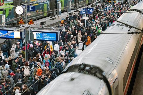 Reisende am Hamburger Hauptbahnhof warten auf einem überfüllten Bahnsteig auf einen Zug