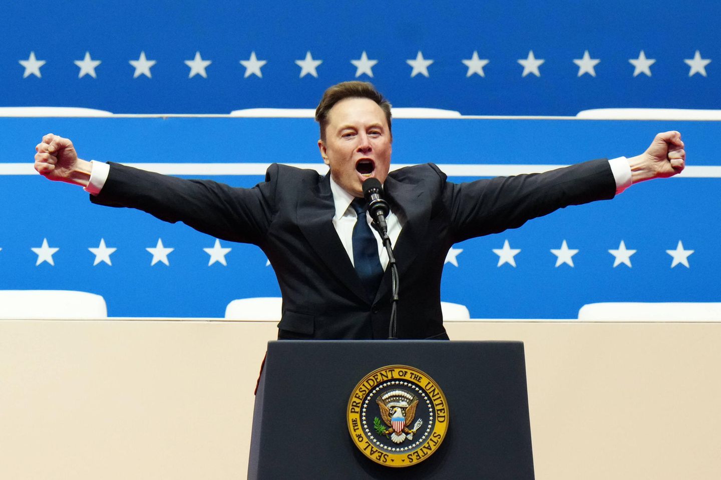 Elon Musk gestikuliert auf der Bühne, als er nach der Vereidigung des neuen Präsidenten Donald Trump spricht