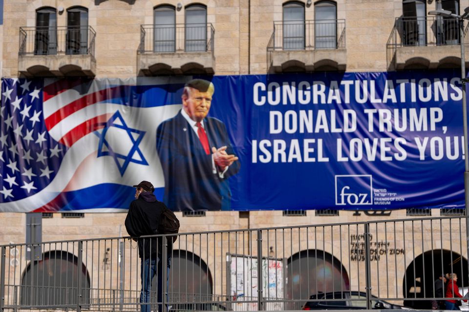 Ein Plakat in Israel zeigt den Schriftzug "Congratulations Donald Trump, Israel loves you!"