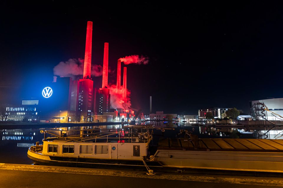 Das Volkswagenwerk wird im Dunkeln rot angestrahlt